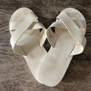 AE white cross cross sandals w small heel